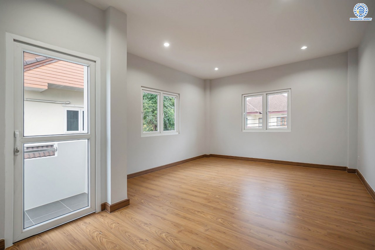 บ้านมือสองตกแต่งใหม่ โครงการ ลภาวัน15 ราชพฤกษ์ เนื้อที่ 50.5 ตร.ว. ฟังก์ชันครบ 3 ห้องนอน 3 ห้องน้ำ 2 ที่จอดรถ บ้านสวยสภาพดี พร้อมเข้าอยู่ บนทำเลศักยภาพติดถนนราชพฤกษ์ เชื่อมสู่แจ้งวัฒนะได้อย่างรวดเร็ว ใกล้รถไฟฟ้าสายสีม่วง "สถานีบางรักใหญ่"